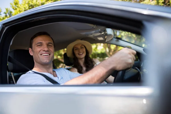 Vrolijke paar zitten in auto — Stockfoto