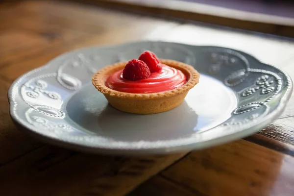 Frambozen taart geserveerd in plaat op tafel — Stockfoto