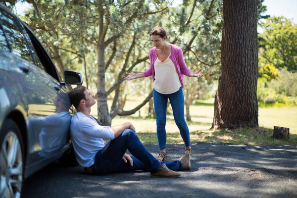 Žena křičí na muže, který seděl autem členění — Stock fotografie