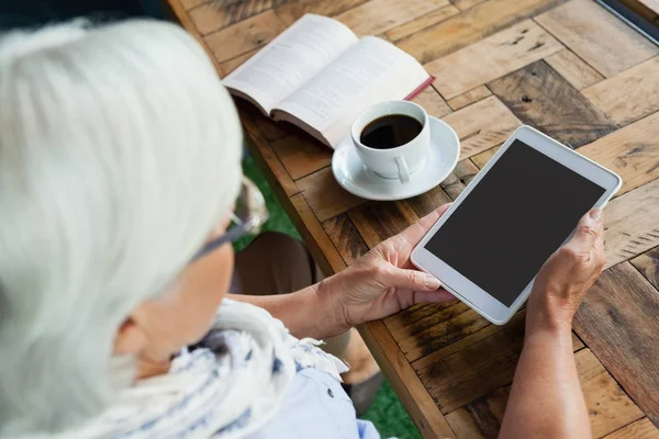 Kobieta za pomocą tabletu na stole — Zdjęcie stockowe