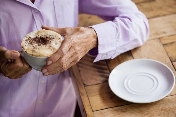 Mujer mayor sosteniendo taza de café — Foto de Stock