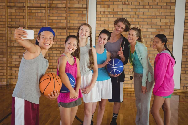 Gymnasiasten machen ein Selfie — Stockfoto