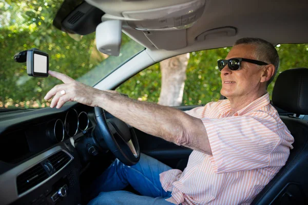 男が車を運転している間携帯電話を使用して — ストック写真