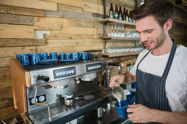 Camarero haciendo café en el mostrador — Foto de Stock