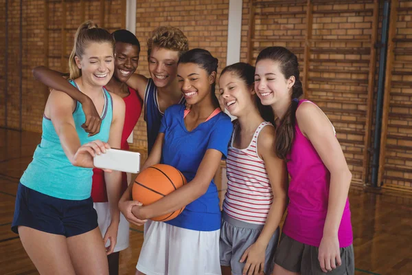 Bonne équipe de lycée prenant selfie — Photo