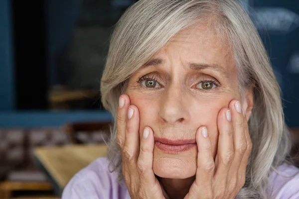Porträtt av oroliga äldre kvinna — Stockfoto