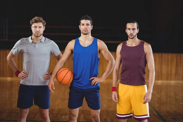 Graczy płci męskiej koszykówki w boisko do koszykówki — Zdjęcie stockowe