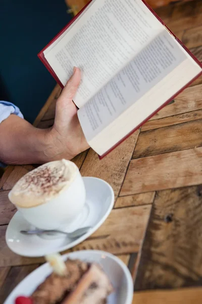 Mulher sênior leitura livro — Fotografia de Stock