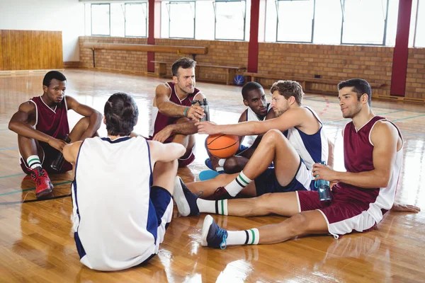 Баскетболісти взаємодіють, розслабляючись — стокове фото