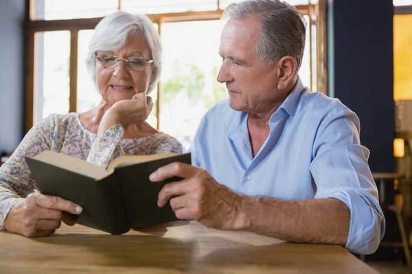 Ηλικιωμένο ζευγάρι ανάγνωση βιβλίου — Φωτογραφία Αρχείου