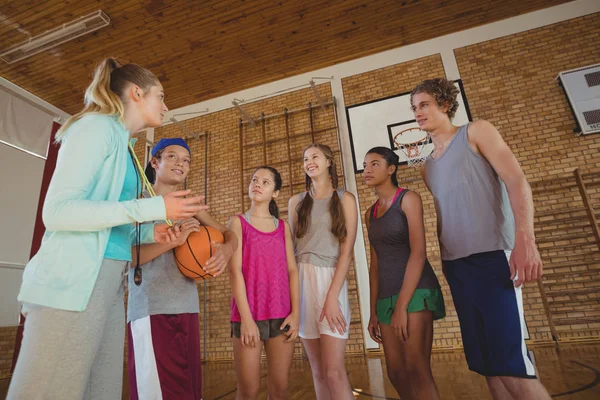 Trener żeńskiej mentoring licealistów — Zdjęcie stockowe