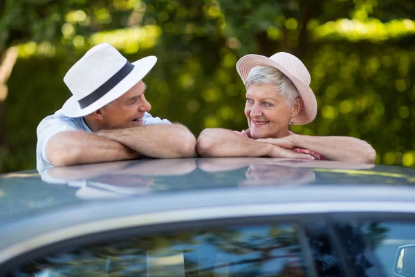 Seniorenpaar schaut sich an — Stockfoto