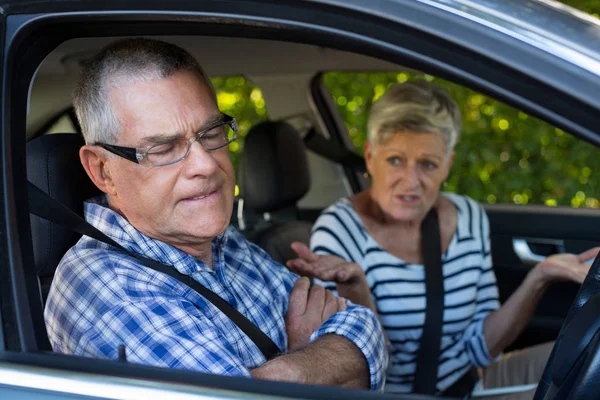 Genervtes Senioren-Ehepaar sitzt im Auto — Stockfoto