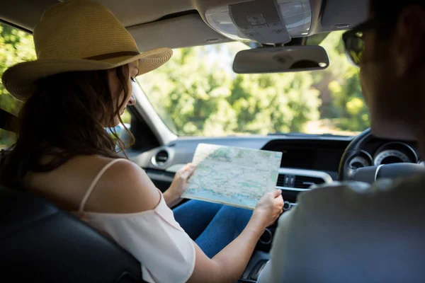 Genç kadın arabada harita okuma — Stok fotoğraf