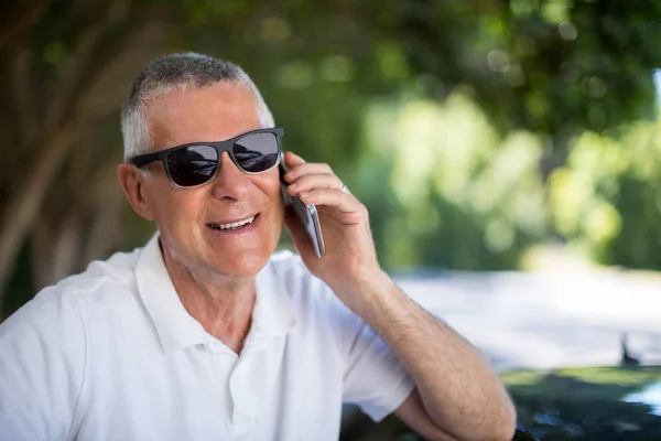 Felice uomo anziano parlando al telefono — Foto Stock