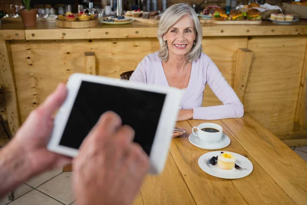 Hands of waiter using digital tablet — Stock Photo, Image