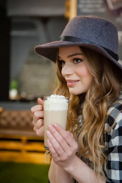 冷たいコーヒーを飲む若い女性 — ストック写真