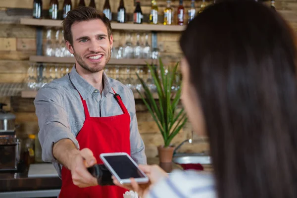 Frau bezahlt mit nfc-Technologie — Stockfoto