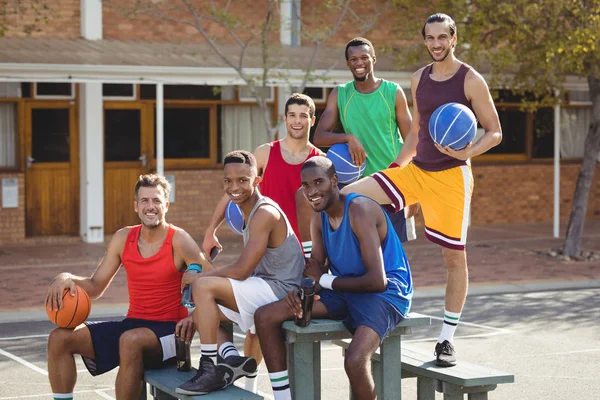 Bankta oturan basketbolcular — Stok fotoğraf