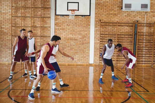 Joueurs de basket-ball jouant dans le court — Photo