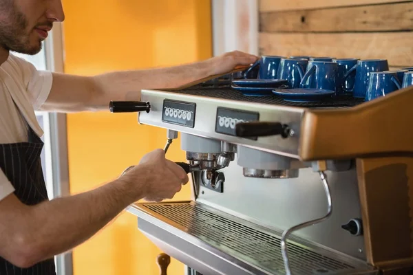 Cameriere preparare il caffè dalla macchina del caffè — Foto Stock