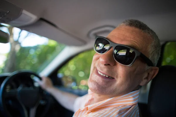 Starszy człowiek sobie okulary w samochodzie — Zdjęcie stockowe