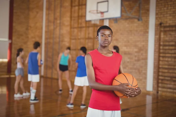 Chlapec v hospodářství basketbalisty — Stock fotografie