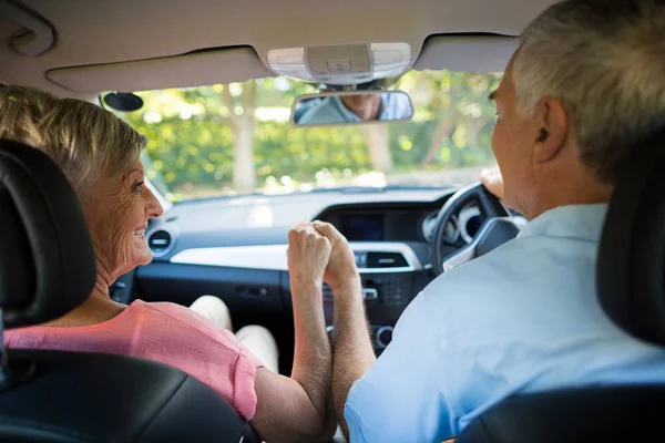 Aimer couple âgé assis dans la voiture — Photo