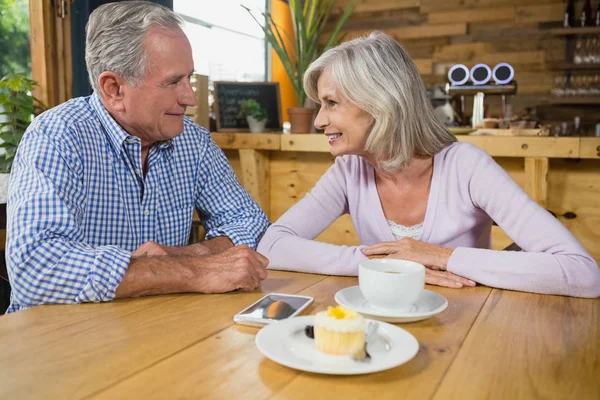 Äldre par interagerar med varandra — Stockfoto