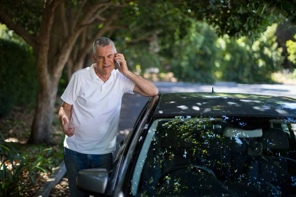 Seniorin telefoniert mit Auto — Stockfoto