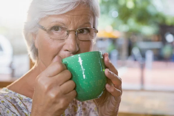 Oudere vrouw die koffie drinkt — Stockfoto