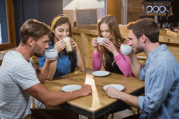 友人のテーブルでコーヒーを飲んでいます。 — ストック写真