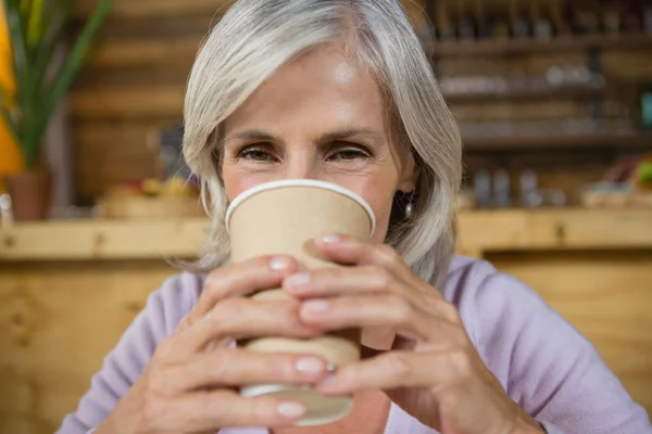 Senior mulher tomando café — Fotografia de Stock