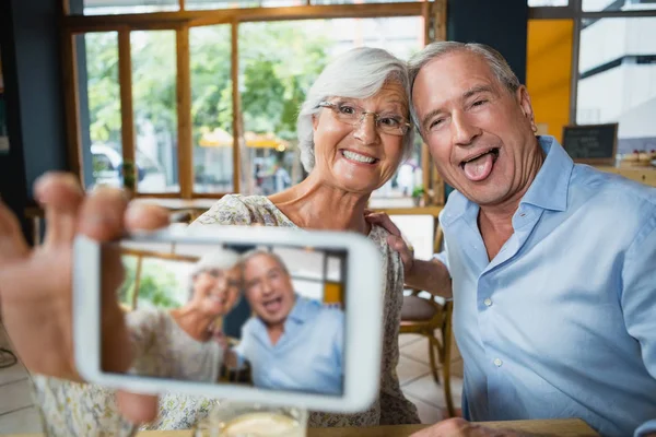 Senior paar nemen selfie op telefoon — Stockfoto