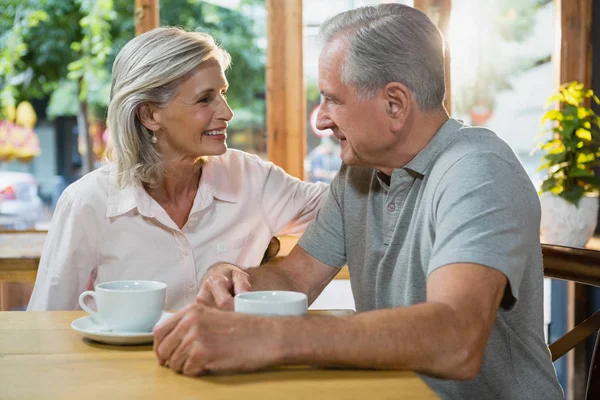 Seniorenpaar interagiert miteinander — Stockfoto