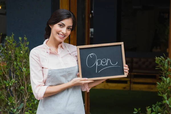 Cameriera con cartello aperto all'ingresso — Foto Stock