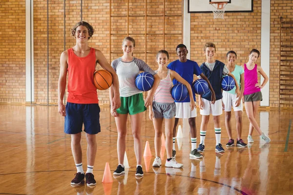 Équipe de lycée tenant basket-ball au tribunal — Photo