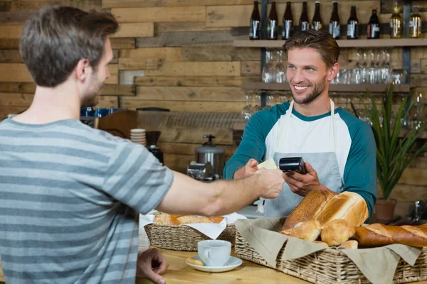 Cameriere che riceve carta di credito del cliente per il pagamento — Foto Stock