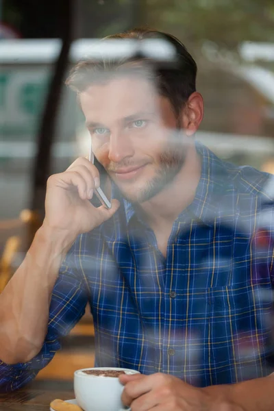 Bel homme parler sur téléphone mobile — Photo