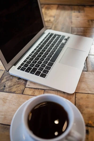 Close-up de laptop e café — Fotografia de Stock