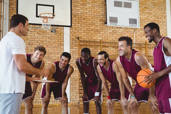 Trener, wyjaśniając plan gry dla koszykarzy — Zdjęcie stockowe