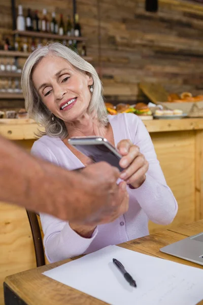 Mujer haciendo el pago a través de la tecnología NFC — Foto de Stock