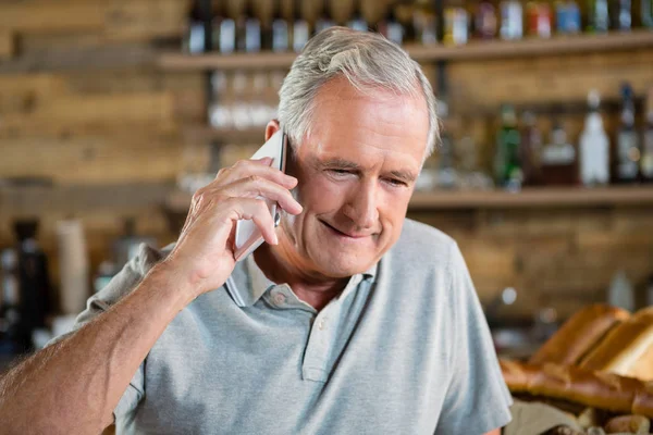 Senior man aan het praten op mobiele telefoon — Stockfoto