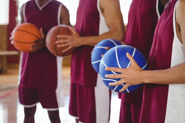 Pemain basket yang memegang bola basket di lapangan — Stok Foto