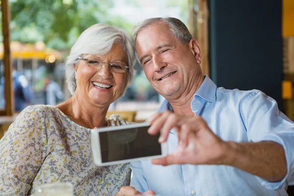 Pareja mayor tomando selfie en el teléfono móvil — Foto de Stock