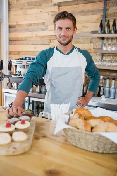 Ober permanent aan de balie in café — Stockfoto