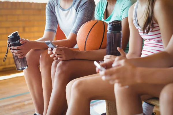 Middelbare schoolkinderen met behulp van de telefoon terwijl u ontspant — Stockfoto