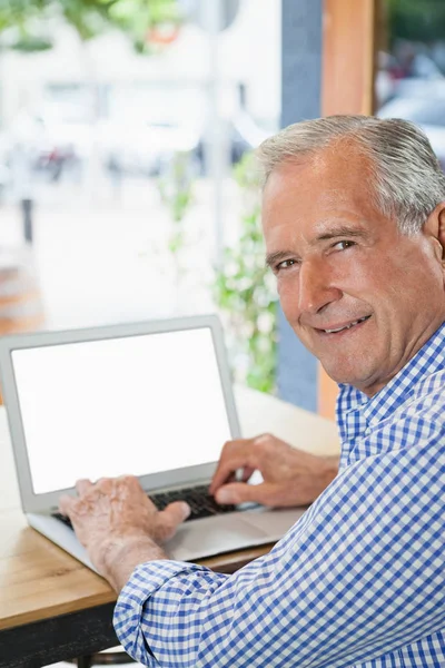 Senior Man använder Digital Laptop — Stockfoto