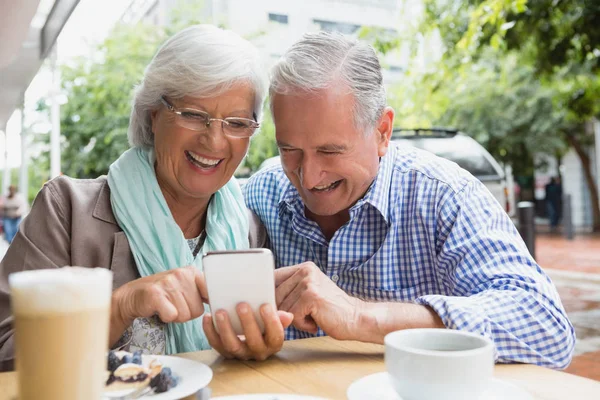 Seniorenpaar met mobiele telefoon — Stockfoto
