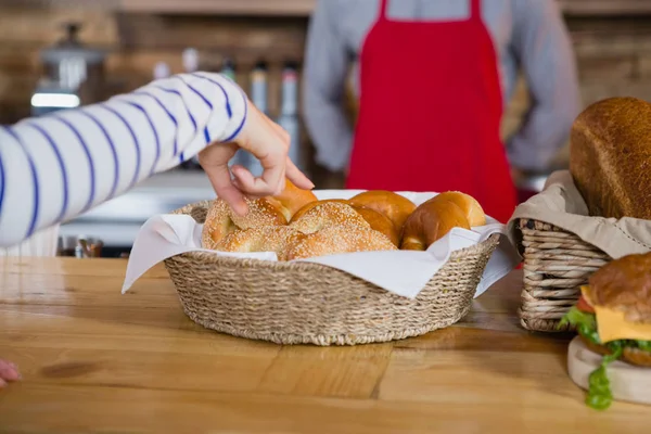 Cliente apontando para pães no balcão — Fotografia de Stock